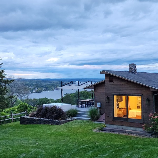 Hudson River/Catskill Mtn Views 2 Bdrm Contemporary, Hudson NY