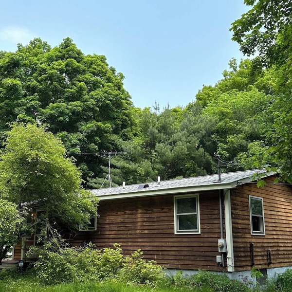 Hudson Valley private 70's-style cabin on five acres, five minutes to town!