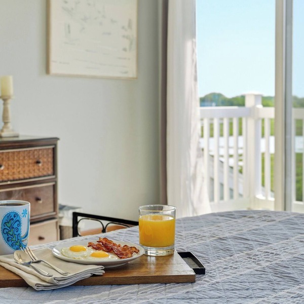 Huge 3BR, 3Bath, 2000 sqft. short walk to beach