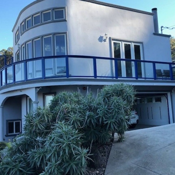 Huge and comfortable house with gorgeous view and just a walk to the beach.