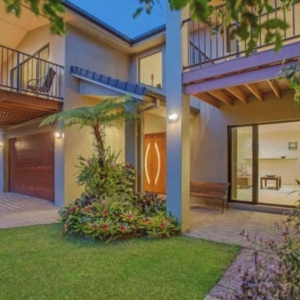 Huge Modern Home close to everything!