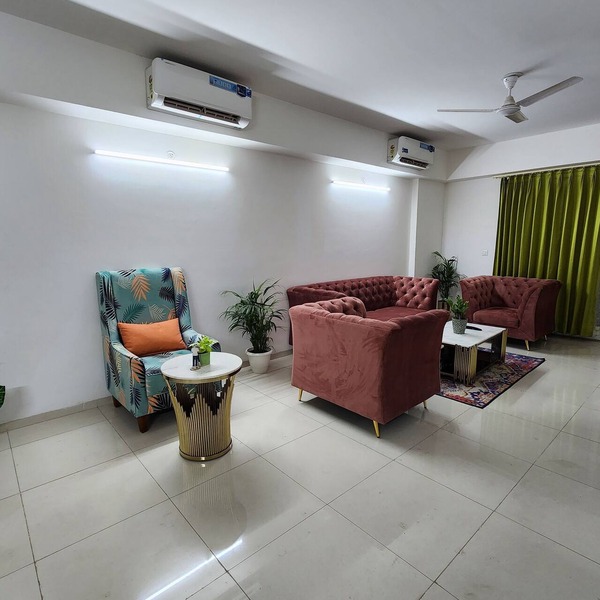 Huge Palatial Apartment on Express Way near Noida Expo