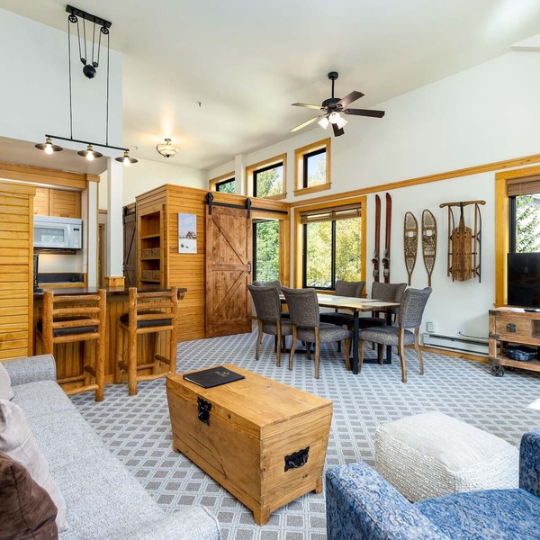 Huge Slopeside Penthouse/3 Minute Walk to Lifts/Hot Tub Access