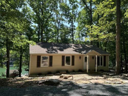 Humble Hideaway - Inviting lakefront home with firepit, balcony & W/D - dog-friendly