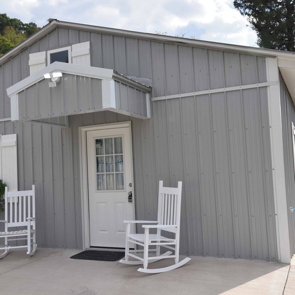 Hydrangea Hideaway Charming One or Two-Person Getaway Studio in Historic Bedford