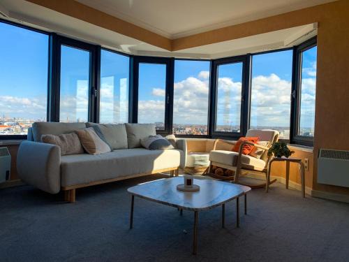 Hydro Seafront Apartment with Beach View and Free Parking