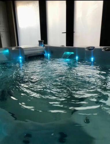 Hydro Spa Pool, Dbl Bedrm & Private Bathrm - Part private shared lived-in home