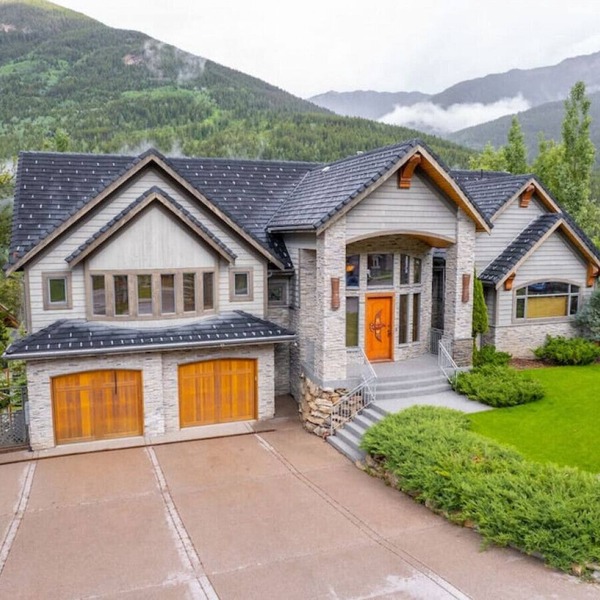 ICONIC Eagle Lodge | Pool + Private Hot Tub | Ski In/Out – CLOSEST House to Hill