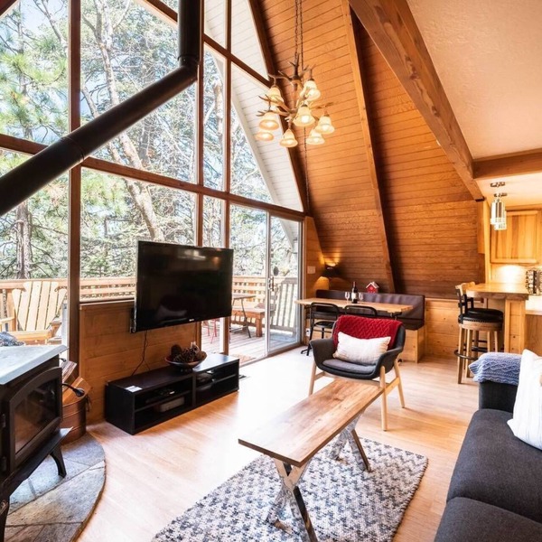 Iconic modernized A-frame Cabin in Lake Arrowhead/hot tub/dog friendly
