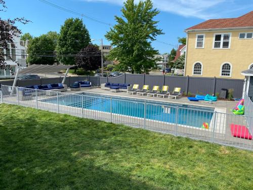 Iconic South Haven Estate - Pool, Hot Tub, Outdoor Kitchen, Game Room & More!