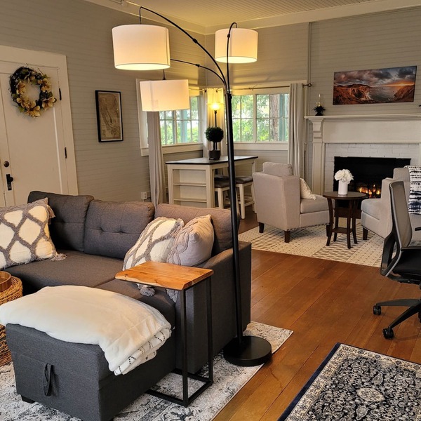 Ideal for extended stay One month minimum stay Close to Downtown & Attractions