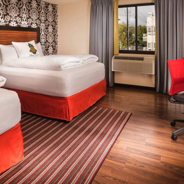 Ideal for Groups: 2 Rooms w/Pool Access Steps Away from the Space Needle
