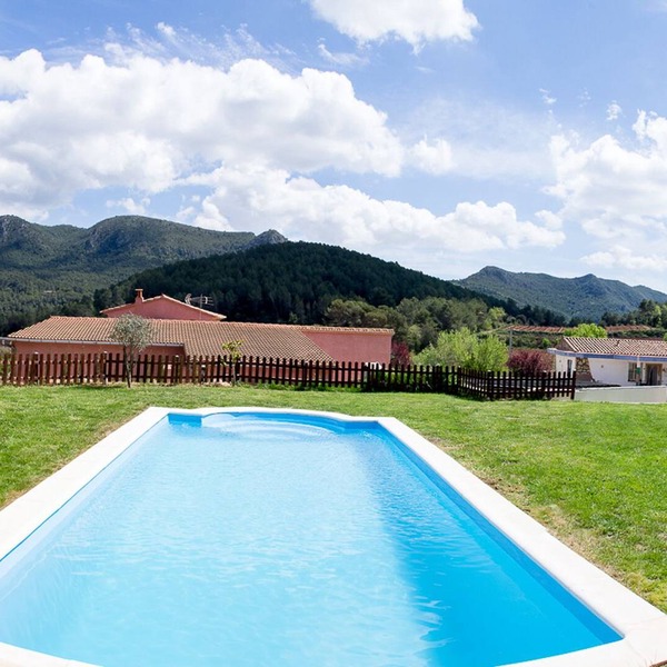 Ideal for groups. Barbecue, jacuzzi, pool, beach, mountain. Relax and enjoy it