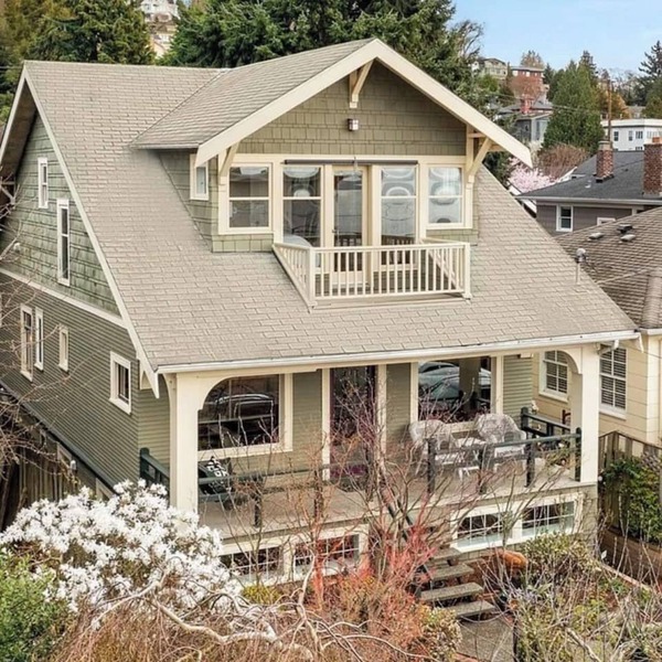 Ideal location - Downtown: 5 mins. Well-appointed with everything + Chef's Kitchen