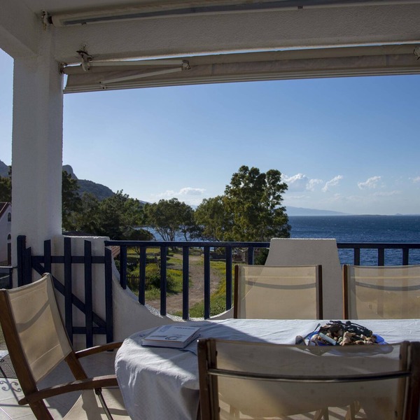Idyllic 2 bedroom apartment on the water's edge