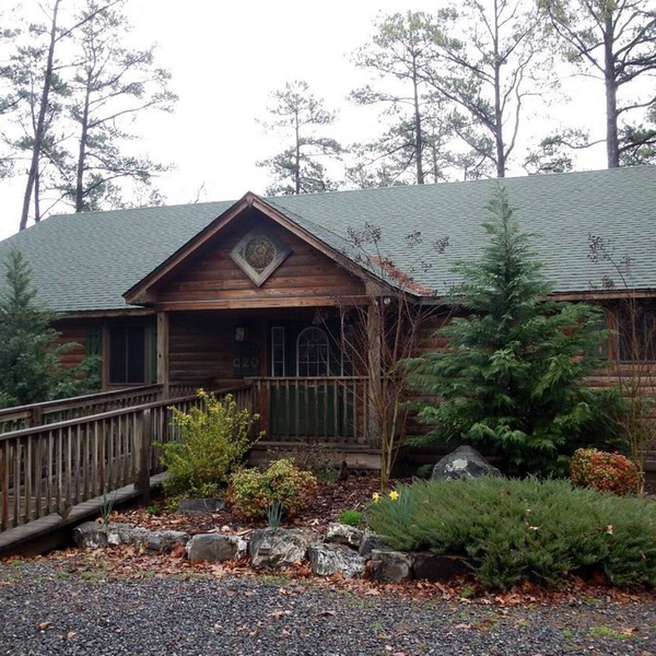 Idyllic Lakefront Log Cabin with Hot Tub and Boat Dock on Lake Ouachita Marina in Mount Ida, Arkansas