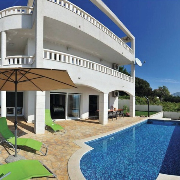 Idyllic Villa near Split, pool, garden, free parking and stunning view, (OWNER)