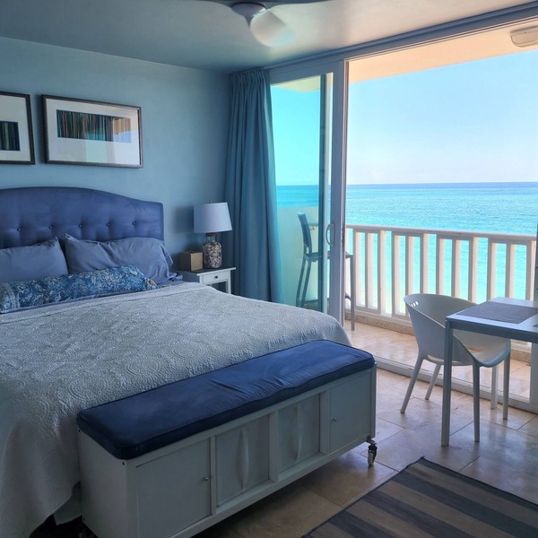 Immaculate Beachfront Studio great view & location, next to Condado Marriott, PR