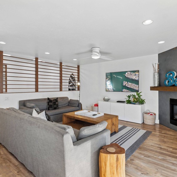 Immaculate, beautiful duplex with AC, bikes and beach gear - steps to sand!