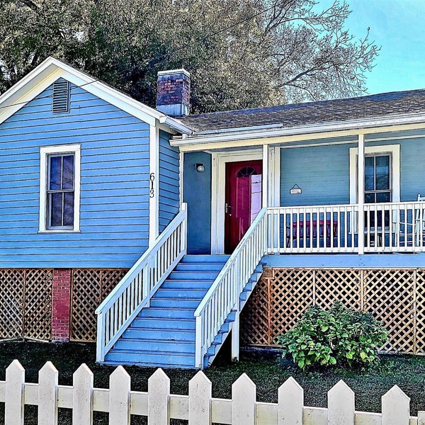 Immaculate Cottage in the Historic District. Quiet street, large fenced yard.