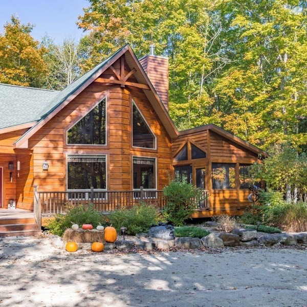 Immaculate Hand-Hewn Log Cabin ~ Private Wooded Setting In Egg Harbor