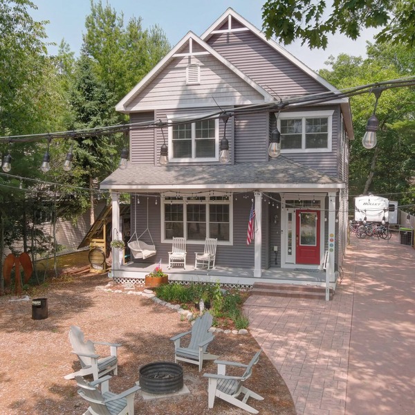 Immaculate Home Steps to Lake MI and Glen Arbor