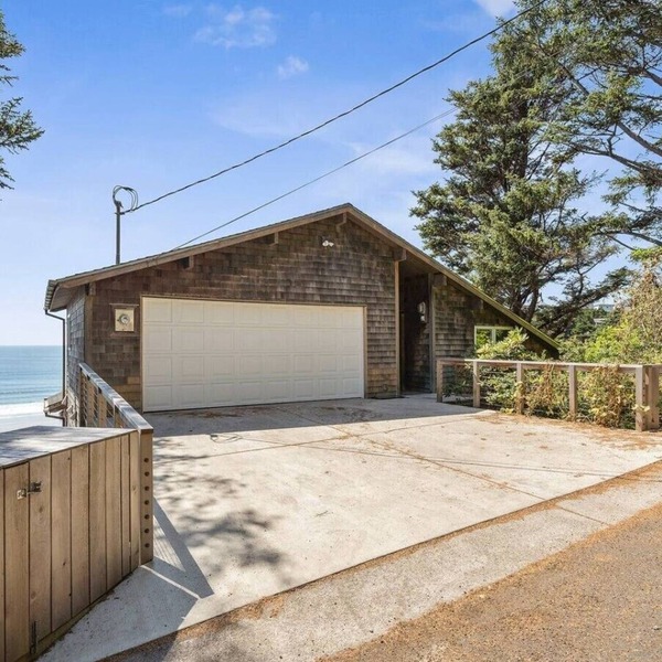 Immaculate Ocean Views! 3 bedroom, 1 sleeping loft, 2 bath, sleeps 12