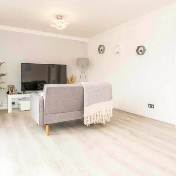 Impeccable 2-Bed Apartment Close to City Centre