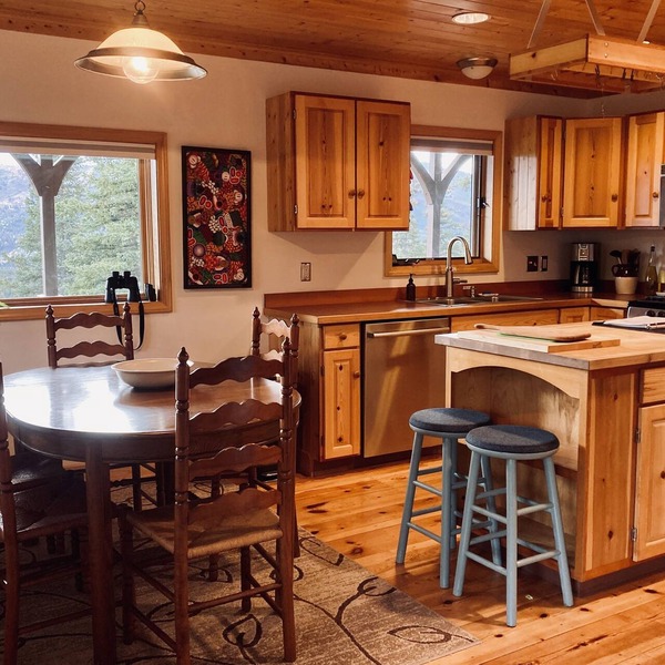 Impressive Mountain Views. Craftsman Home. Less than 10 miles to bus depot