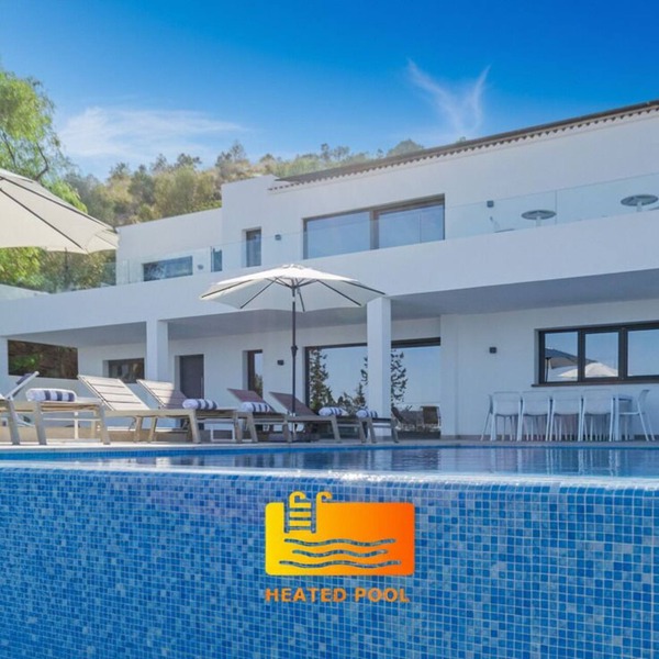 Imressive villa w/heated infinity pool w/sea views hosts 10: Happyplace Málaga