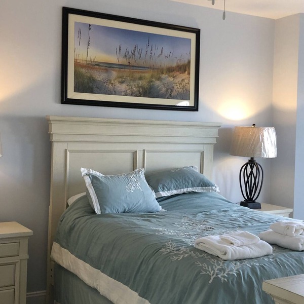 Incredible Clean 3 bedroom condo, new furniture, beds, TVs, paint, private Wifi