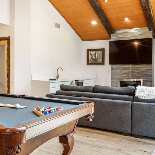 Incredible New Lodge walking distance to Snow Summit! Spa!