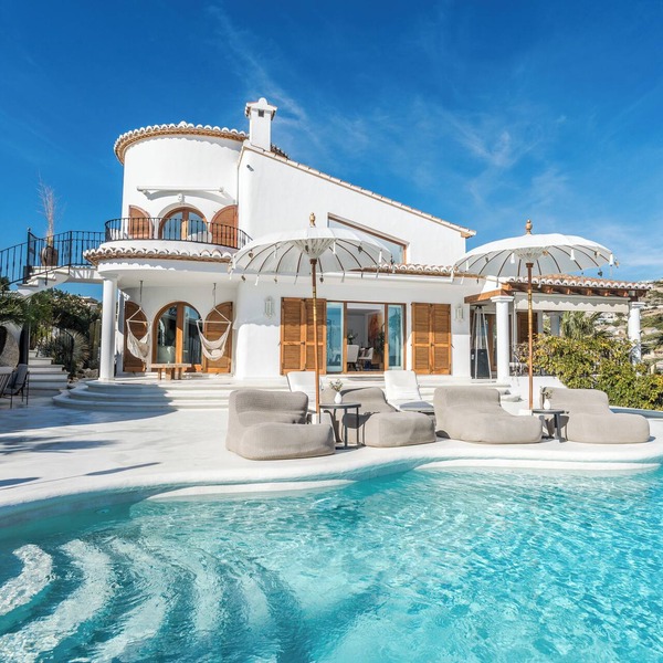 Incredible seafront 4-bedroom luxury villa with infinity pool in Cumbre del Sol.