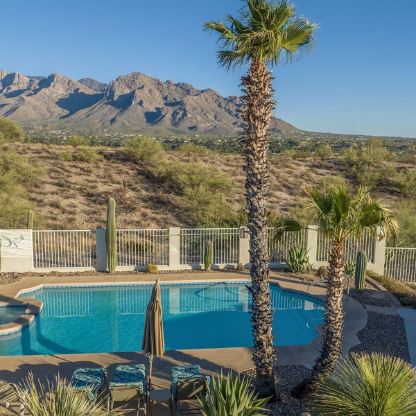 Incredible VIEWS, pool, spa, ping pong table, by GOLF course, bike and walk path
