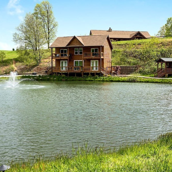 Incredible Waterfront Cabin for a Peaceful Family Getaway near Purlear, North Carolina