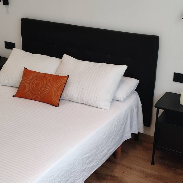 Independent lodging with exit to the garden. Close to airport, subway and train.