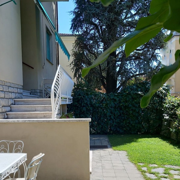 Independent first floor in villa, private garden, located in free parking area