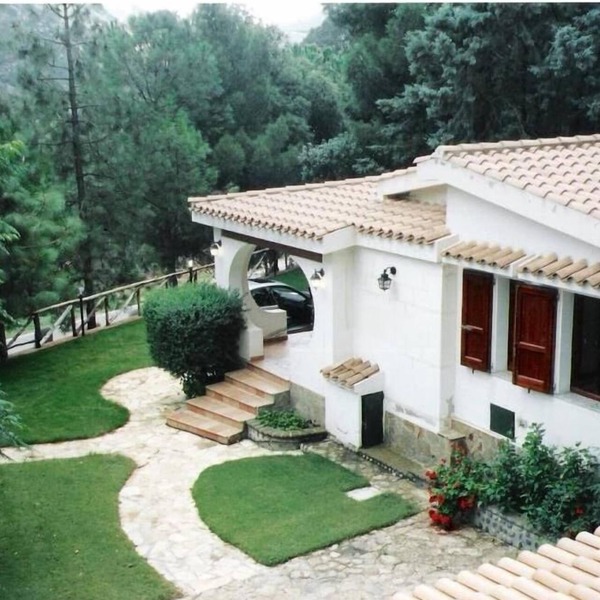 Independent villa with exclusive property garden