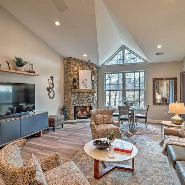 Indoor Pool & Golf Course Views: Lake Lure Condo!