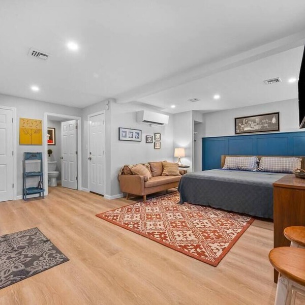 Industrial Chic Studio-Modern Comfort in the Burgh