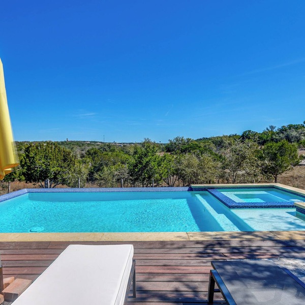 Infinity Edge Pool & Fire Pit: Spicewood Getaway!