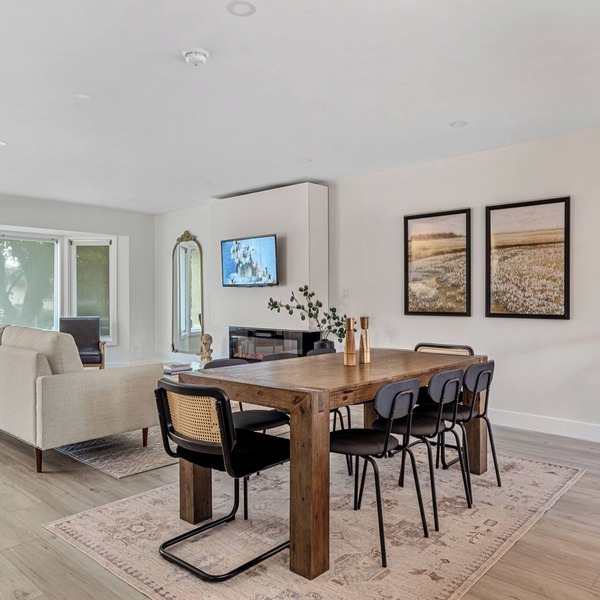 InnerCity | 4 bed 3 bath | AC | Poker | Xbox | Backyard BBQ | LRT | shops & eats