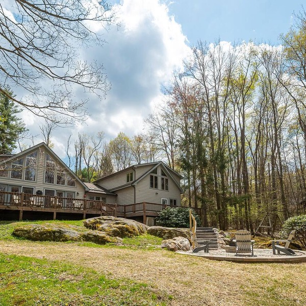 Innisfree | Spacious Chalet with Sunset Lake Views