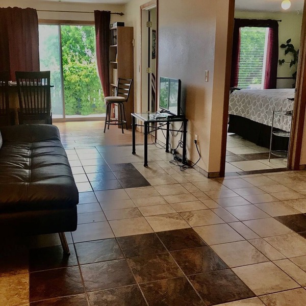 Insta-worthy Aprtmnt King Bed prime, Hottub AC Slps 6 near Flathead Lk & venues