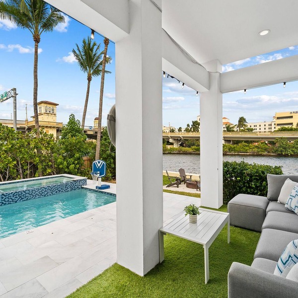 Intercostal beauty with heated pool + Spa!
