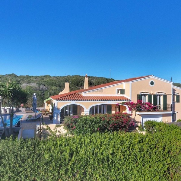 Intimate luxury villa 5 minutes' walk from the beach in a quiet location