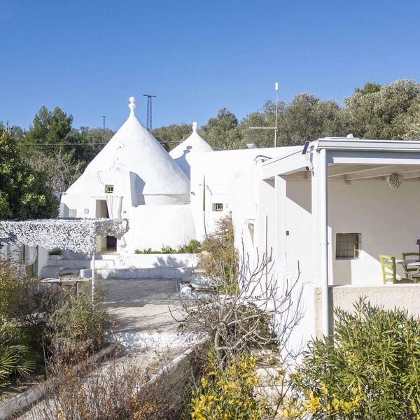 Intimate trullo with little pool and garden