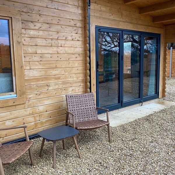 Inviting 2-Bedroom Cabin in Ashton Under Hill