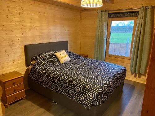 Inviting 2-Bedroom Cabin in Ashton Under Hill