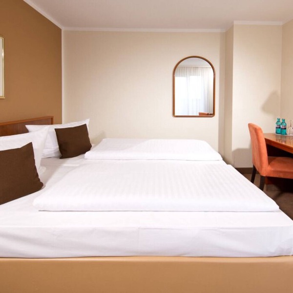 Inviting Room Near Marken Outlets & Local Landmarks - ideal for Weekend Getaway